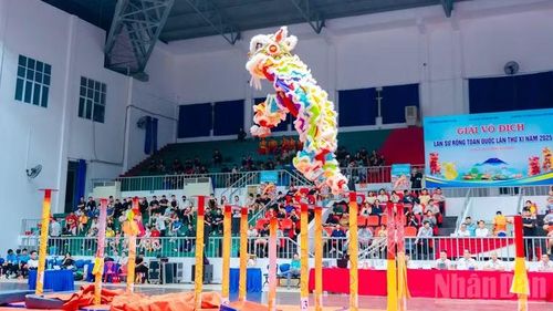 Nội dung lân lên mai hoa thung, nhào lộn mạo hiểm trên hệ thống cọc cao. Ảnh: BTC cung cấp.