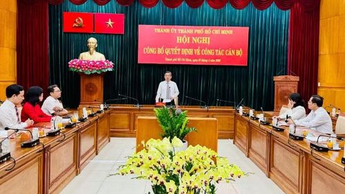 Đồng chí Nguyễn Phước Lộc, Ủy viên Trung ương Đảng, Phó Bí thư Thành ủy, Chủ tịch Ủy ban Mặt trận Tổ quốc Việt Nam Thành phố Hồ Chí Minh phát biểu tại hội nghị.