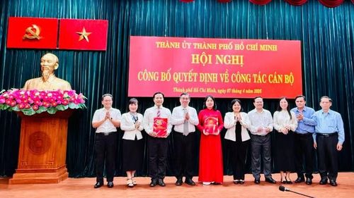 Đồng chí Nguyễn Phước Lộc, Ủy viên Trung ương Đảng, Phó Bí thư Thành ủy, Chủ tịch Ủy ban Mặt trận Tổ quốc Việt Nam Thành phố Hồ Chí Minh trao quyết định cán bộ.