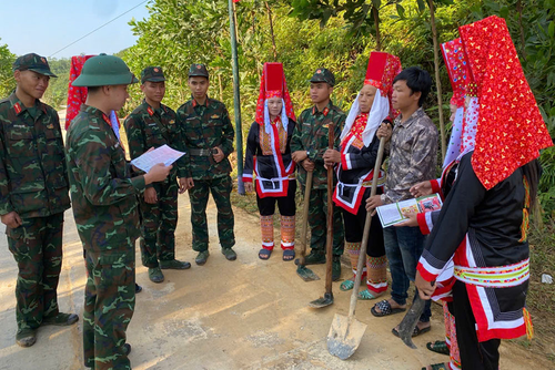 Cán bộ, chiến sĩ Trung đoàn 43 (Sư đoàn 395, Quân khu 3) tuyên truyền lưu động tại xã Quảng Đức (tỉnh Quảng Ninh).