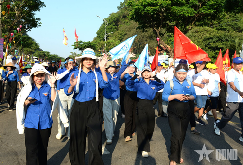  Đoàn viên, thanh niên các trường đại học tham gia “Những bước chân hòa bình”. 