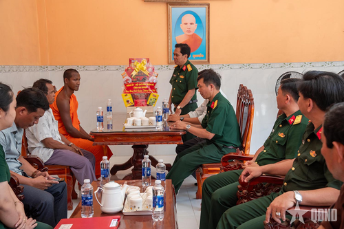 Chúc Tết tại Chùa On Đôn Pen (xã Ba Chúc).