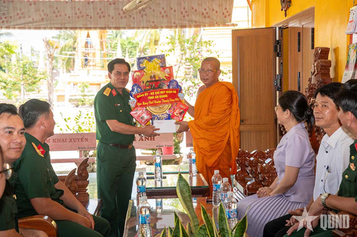  Đoàn công tác Bộ CHQS tỉnh An Giang chúc Tết tại chùa Prey Veng (xã Tri Tôn). 