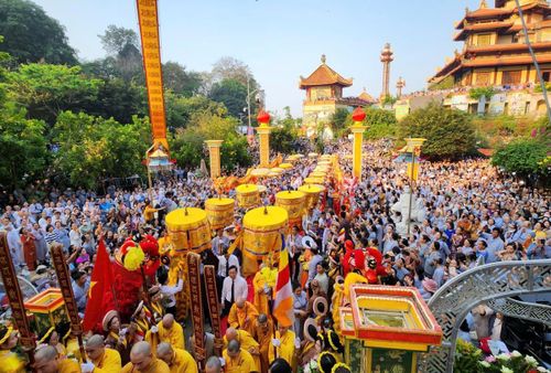 Hàng vạn chư tôn đức tăng, ni, phật tử, người dân và du khách thập phương tham dự Lễ vía Đức Bồ Tát Quán Thế Âm.