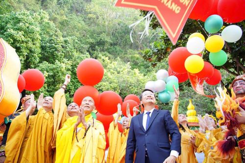 Nghi thức thả bong bóng cầu hòa bình, quốc thái, dân an.