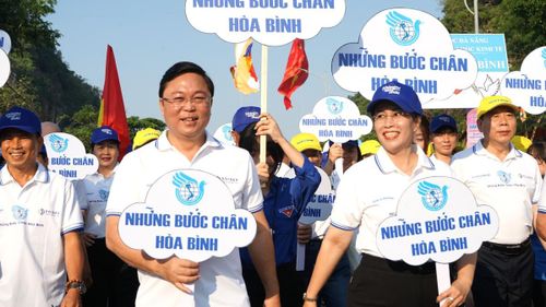 Ông Lê Trí Thanh-Chủ tịch Ủy ban MTTQ Việt Nam TP Đà Nẵng, Chủ tịch Ủy ban Hòa bình TP Đà Nẵng và bà Nguyễn Thị Anh Thi-Phó Chủ tịch UBND TP Đà Nẵng, Trưởng Ban tổ chức Lễ hội Quán Thế Âm 2026 đồng hành cùng chương trình.
