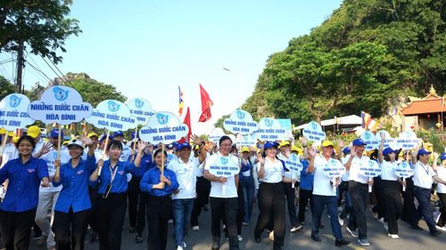 Hơn 600 người tham gia Chương trình Đi bộ vì hòa bình.
