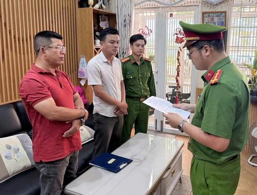 Tống đạt quyết định khởi tố, bắt tạm giam đối tượng Nguyễn Lê Duy Dũng