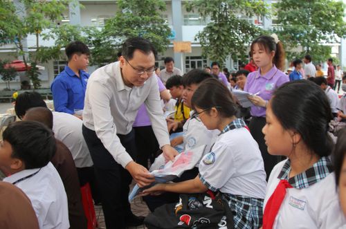 Các đồng chí lãnh đạo địa phương cùng BTC trao quà cho học sinh. Ảnh: DŨNG PHƯƠNG