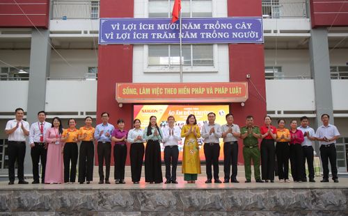 Lãnh đạo Báo Sài Gòn Giải Phóng cùng lãnh đạo xã xã Bình Lợi chúc mừng chương trình thành công.