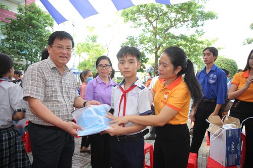 Các đồng chí lãnh đạo địa phương cùng BTC trao quà cho học sinh. Ảnh: DŨNG PHƯƠNG