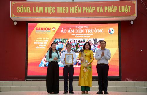 Lãnh đạo xã Bình Lợi gửi lời cảm ơn đến Ban Biên tập Báo SGGP. Ảnh: DŨNG PHƯƠNG
