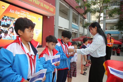 Các đồng chí lãnh đạo địa phương cùng BTC trao quà cho học sinh. Ảnh: DŨNG PHƯƠNG