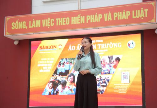 Đồng chí Trần Thị Cẩm Thúy, Ủy viên Ban Thường vụ Đảng ủy, Chủ tịch Ủy ban Mặt trận Tổ quốc Việt Nam xã Bình Lợi phát biểu tại buổi lễ. Ảnh: DŨNG PHƯƠNG
