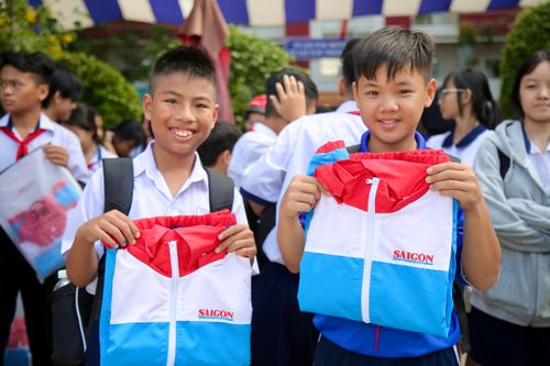 Niềm vui của các em học sinh khi nhận được món quà ý nghĩa từ Báo Sài Gòn Giải Phóng. Ảnh: DŨNG PHƯƠNG