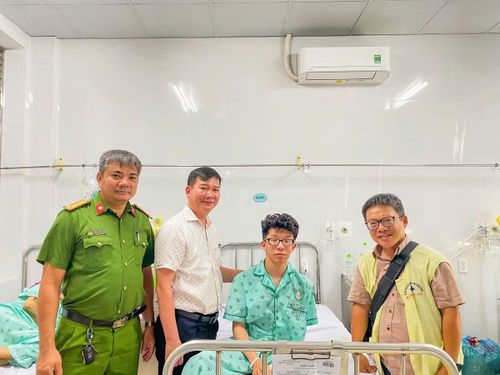 UBND phường Quy Nhơn thăm hỏi nam sinh được cứu sống trong vụ đuối nước khi tắm biển. Ảnh ĐVCC.