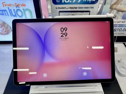 Về khả năng hiển thị, máy được trang bị màn hình TFT LCD kích thước 10,9 inch với độ phân giải 1320 x 2112 pixel, mang lại không gian hiển thị rộng rãi cho các tác vụ như đọc tài liệu, xem video hay xử lý công việc, trong khi tần số quét 90 Hz giúp các thao tác cuộn, lướt và chuyển đổi ứng dụng trở nên mượt mà hơn đáng kể so với màn hình tiêu chuẩn 60 Hz.