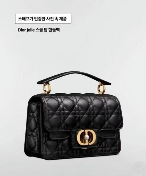 Jisoo (BLACKPINK) hào phóng tặng nhân viên những chiếc túi xách Dior sang trọng có trị giá hàng chục triệu đồng.
