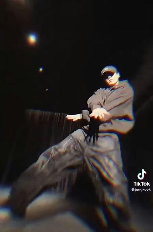 Thử thách nhảy gây sốt của Jungkook (BTS) đạt 32,7 triệu lượt xem trong 24h.