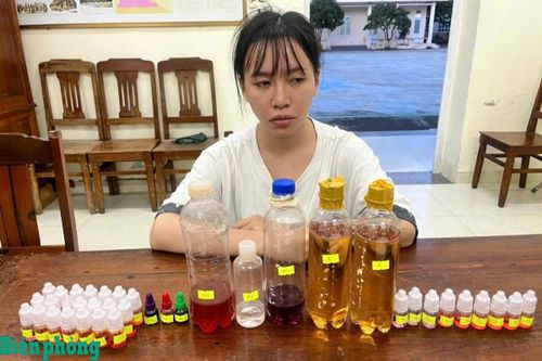 Phạm Thị Trà My và tang vật tinh dầu tẩm ma túy. Ảnh: Trúc Hà