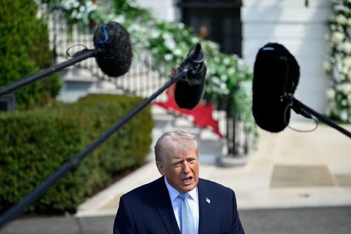 Tổng thống Mỹ Donald Trump trả lời báo giới tại sự kiện ngày 6/4 ở Nhà Trắng. (Ảnh: Bloomberg)