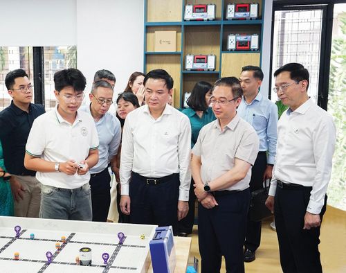 Đồng chí Lê Ngọc Sơn, Bí thư Đảng ủy, Chủ tịch HĐTV Petrovietnam; đồng chí Trần Quang Dũng, Phó Bí thư Thường trực Đảng ủy Petrovietnam cùng các đại biểu tham quan phòng STEM do Petrovietnam tài trợ tại Trường THPT Châu Thành (TP HCM - Khu vực Bà Rịa - Vũng Tàu cũ).