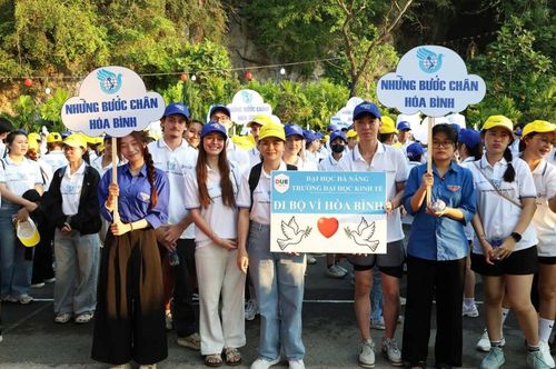 Sự kiện thu hút khoảng 600 người tham gia lộ trình đi bộ dài gần 1,8km.