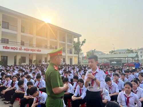 Công an xã Can Lộc phối hợp với Trường THCS Xuân Diệu tổ chức buổi tuyên truyền, phổ biến kiến thức, kỹ năng phòng tránh đuối nước và tai nạn thương tích cho gần 600 học sinh nhà trường.
