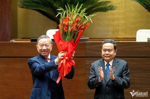 Chủ tịch Quốc hội Trần Thanh Mẫn tặng hoa chúc mừng Tổng Bí thư, Chủ tịch nước Tô Lâm. Ảnh: Phạm Hải