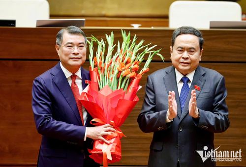 Chủ tịch Quốc hội Trần Thanh Mẫn tặng hoa chúc mừng tân Thủ tướng Lê Minh Hưng