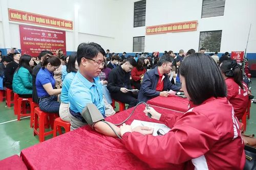 Chương trình hiến máu thu hút đông đảo tình nguyện viên tham gia.