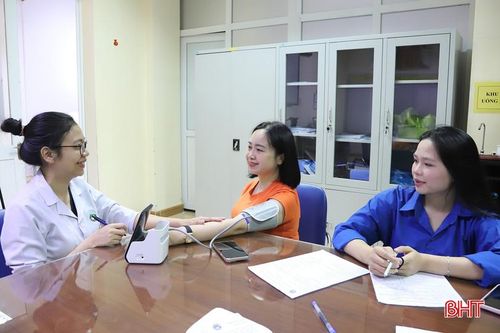 Khoa Huyết học - Truyền máu Bệnh viện Đa khoa tỉnh đón nhiều lượt tình nguyện viên tham gia hiến máu.
