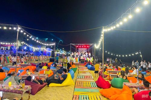 Trong đó, Beach Club Thiên Cầm là điểm hẹn buổi tối, nơi âm nhạc, ánh sáng và đồ uống đa dạng hòa quyện cùng không gian mở đầy sức sống.