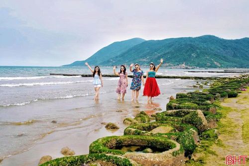 Cưỡi cano lướt sóng trên biển, chèo thuyền chèo kayak khám phá đảo Bớc, câu mực đêm cùng ngư dân hay check in tại "Rạn Nam Ô" xanh mướt...là những trải nghiệm thú vị khi du khách về với biển Thiên Cầm.