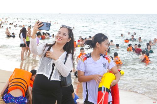 Thời điểm du lịch đẹp nhất tại Thiên Cầm là khoảng thời gian từ tháng 4 đến tháng 9, khi nắng vàng trải dài trên bãi cát, nước biển trong xanh và sóng êm.