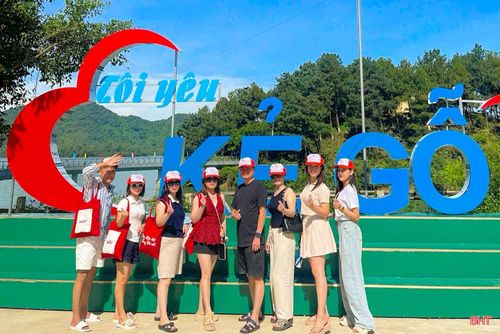 Nhóm du khách nghỉ dưỡng tại KDL Thiên Cầm tham gia tour du lịch nội tỉnh do Hiệp hội Du lịch tỉnh phối hợp KDL Thiên Cầm tổ chức check in tại hồ Kẻ Gỗ.