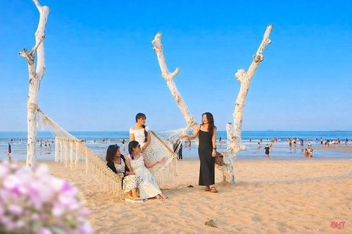 Hoàng hôn ở Thiên Cầm mang đến những giây phút thư thái, khi ánh nắng dịu nhẹ nhuộm cả không gian.