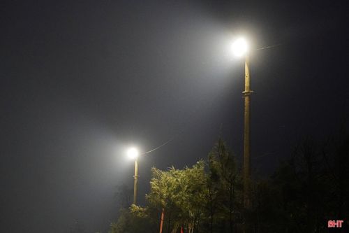 Đầu năm 2026, hệ thống gồm 5 cột đèn với 10 bóng LED công suất lớn, có khả năng chiếu sáng xa khoảng 1 km với chi phí 100 triệu đồng chính thức đi vào hoạt động. Điện sử dụng được lắp đặt công tơ riêng, chi phí do quỹ của nhóm chi trả.