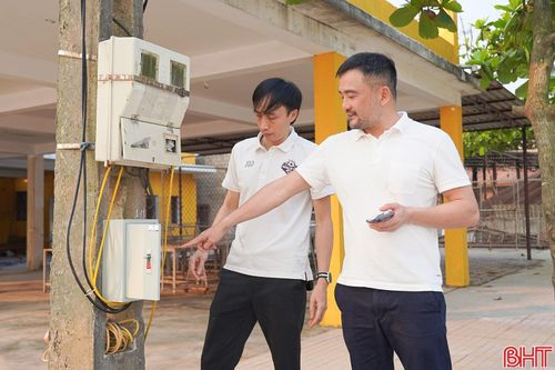  "Nhóm chúng tôi thường ra biển từ 4h30 - 5h sáng để tập thể dục, bơi lội nên việc thiếu ánh sáng tiềm ẩn nhiều rủi ro. Vì vậy, anh em đã thống nhất kêu gọi mỗi người đóng góp một phần kinh phí để lắp hệ thống đèn chiếu sáng. Từ khi có đèn, lượng người đến biển cũng đông hơn, nhất là vào sáng sớm và chiều tối", anh Nguyễn Đình Thanh - Trưởng nhóm Chiến binh mùa đông cho biết. 