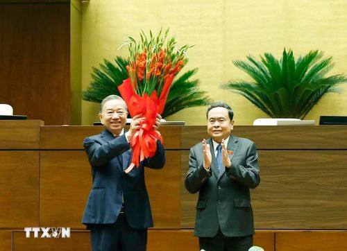 Chủ tịch Quốc hội Trần Thanh Mẫn thay mặt lãnh đạo Đảng, Nhà nước và Đại biểu Quốc hội khóa XVI tặng hoa chúc mừng Tổng Bí thư, Chủ tịch nước Tô Lâm. (Ảnh: Thống Nhất/TTXVN)