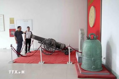 Các Bảo vật quốc gia Chuông chùa Rối và súng thần công Bảo quốc An dân Đại tướng quân hiện lưu giữ tại Bảo tàng Hà Tĩnh. (Ảnh: Hữu Quyết/TTXVN)