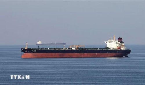 Tàu chở dầu di chuyển qua eo biển Hormuz. (Ảnh: Reuters/TTXVN)