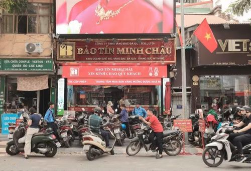 Sáng 7/4/2026, không khí giao dịch tại cơ sở Bảo Tín Minh Châu (15 Trần Nhân Tông, Hà Nội), diễn ra bình thường. (Ảnh: Phan Phương/TTXVN)