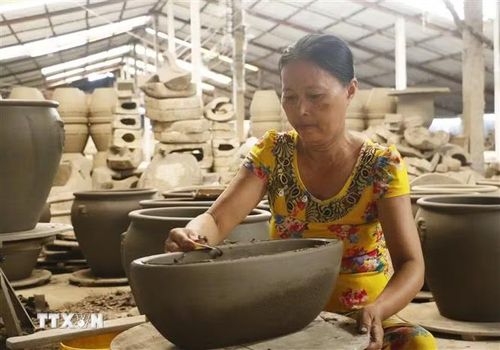 Tạo hình cho sản phẩm. (Ảnh: Phạm Minh Tuấn/TTXVN)
