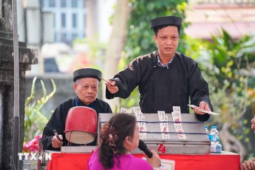 Các trò chơi dân gian truyền thống diễn ra tại lễ hội. (Ảnh: Khánh Hòa/TTXVN)