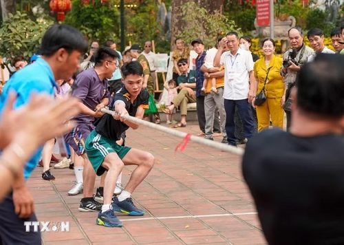 Các trò chơi dân gian truyền thống diễn ra tại lễ hội. (Ảnh: Khánh Hòa/TTXVN)