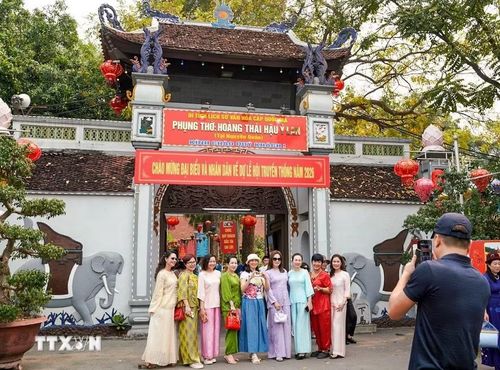 Đông đảo người dân và khách thập phương tới đền, chùa Bà Tấm tham dự Lễ hội. (Ảnh: Khánh Hòa/TTXVN)