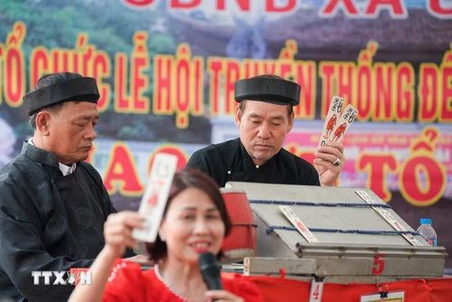 Các trò chơi dân gian truyền thống diễn ra tại lễ hội. (Ảnh: Khánh Hòa/TTXVN)