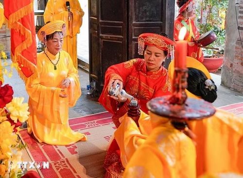 Đội tế nữ thực hiện các nghi lễ tế Hoàng Thái Hậu Ỷ Lan. (Ảnh: Khánh Hòa/TTXVN)