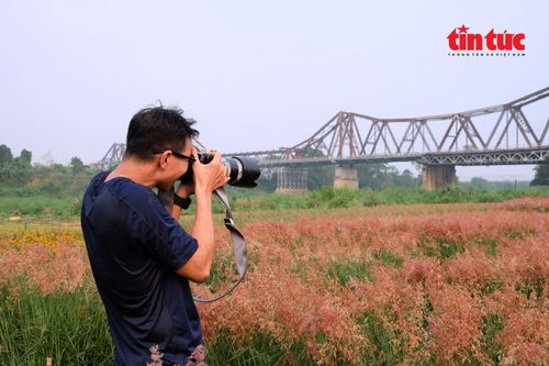 Các nhiếp ảnh gia hào hứng ghi lại khung hình độc đáo.